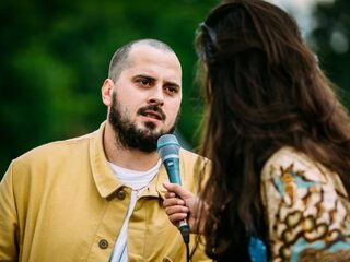 Zwangere Guy tript op z'n eigen muziek