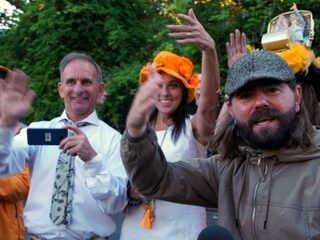 Joop Buyt deelt Prinsjesdag-tompoucen uit