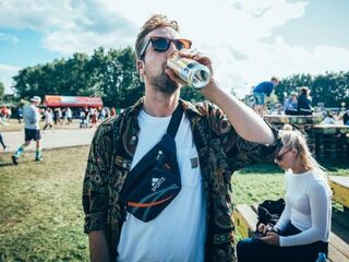 Het off shoulder heuptasje: fashion statement of serieus handig?