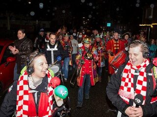 Dit dweilorkest volgt Rob en Jorien al een uur lang