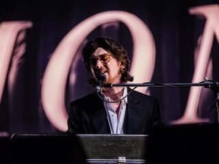 Zien: Arctic Monkeys spelen pianoversie van 'Fluorescent Adolescent'