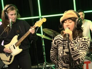 EUT met 'What Gives You The Kicks' in de 3FM Live Box