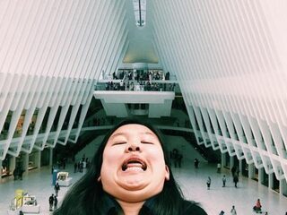 Deze meid reist chinnend de hele wereld over