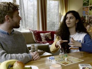 Naaz strooit met vreugdevolle levenswijsheden in Tim’s bungalow