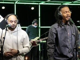 Jeangu Macrooy met 'Birth Of A New Age' in de 3FM Live Box