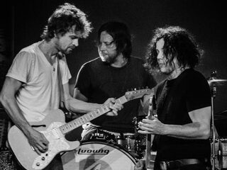 The Raconteurs keert na radiostilte terug met 'Help Me Stranger'