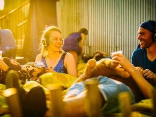 Het is bloedheet op Paaspop en dat overleef je zo!