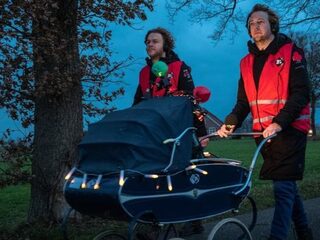 Twee mannen die met een kinderwagen door de Achterhoek wandelen. Dat moeten Mark en Rámon zijn!