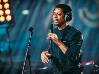 Typhoon live tijdens SR20 met 'Alles Is Gezegend'