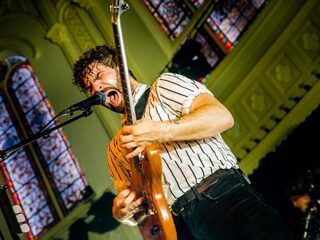 Foals brengt een gigantische bak heerlijke herrie naar Paradiso