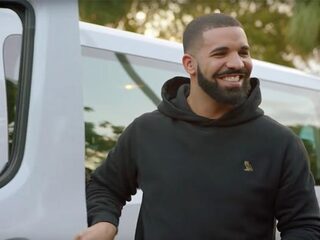 Daar is 'ie weer: Drake komt opnieuw binnen in Mega Top 50