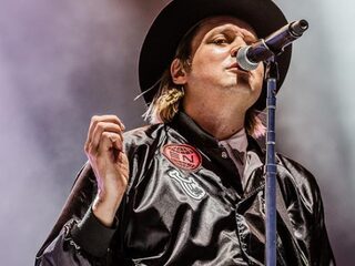 De zanger van Arcade Fire zingt eigen track in 'n karaokebar!