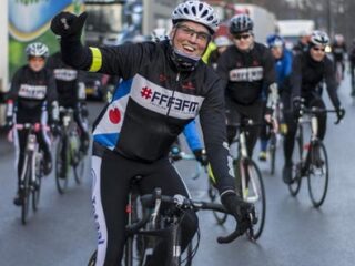 Een Fries peloton fietst van Heerenveen naar Apeldoorn!