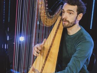 Harpist Remy van Kesteren covert Radiohead & Rosalia