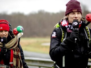 Sander & Eva slapen in oude tourbus U2
