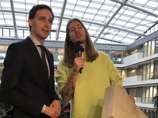 Loop jij straks met 'het koffertje' over het binnenhof?