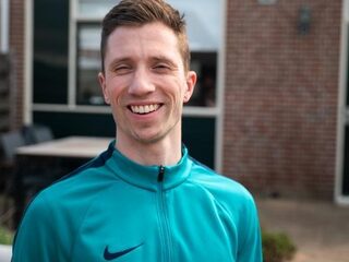 Dave (26) geeft gymles via Instagram: 'Ik laat mijn leerlingen jeu de boulen met sokken'