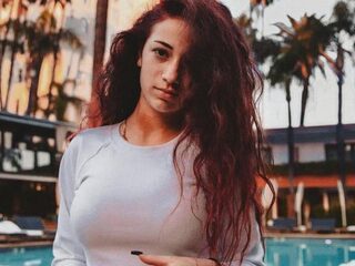 Waarom zou een platenmaatschappij in zee gaan met de Cash Me Outside-chick?