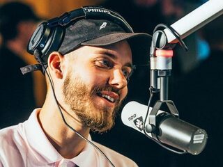 San Holo over zijn liefde voor gitaren, zijn eigen label en schone sokken