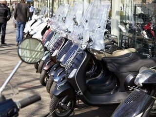 Amsterdammers verkopen massaal scooter door helmplicht