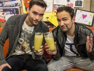 Deze vier NPO-dj's komen zondag radiomaken in het Glazen Huis