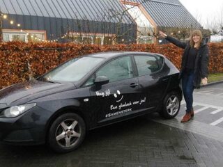 Natasja danst en doet jouw klusjes in ruil voor een donatie