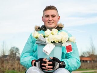 Kom in actie: Timo (19) deelt rozen uit