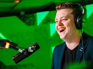 'Partij Voor De Vrijdag' van 3FM-dj Rob is genomineerd voor de Dutch Podcast Awards!