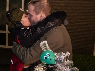 Joriens vriend verrast haar met knuffels en een confettikanon!