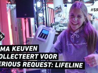 Emma Keuven gaat rond met de collectebus