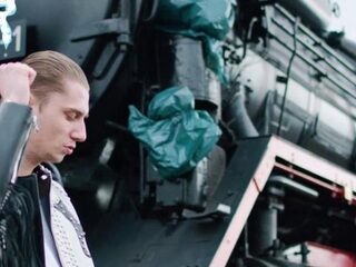 De locomotief van Yung Felix dendert door