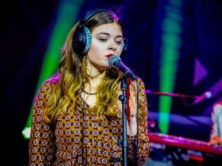 Linde Schöne zingt 'Liefde Van De Vloer' en 'Nieuwe Leugens'