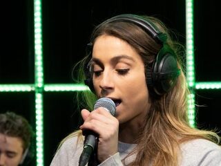 Nona speelt 'Forever Yours' in de 3FM Live Box