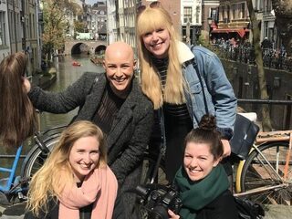 Lotte is kaal en maakt daar een film over