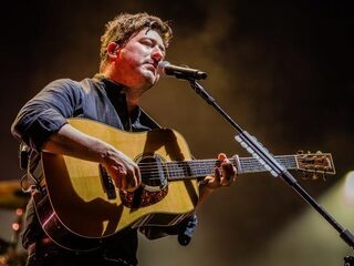 Sander spreekt Marcus Mumford over 'You'll Never Walk Alone'