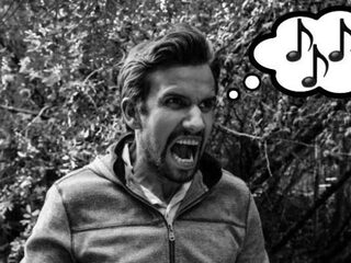 Hoe krijg je een kutnummer uit je hoofd?