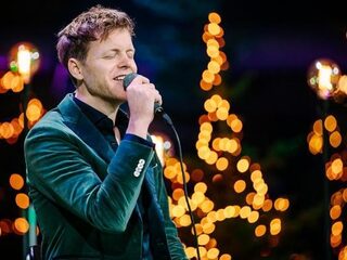Nicky verrast haar oma met een voordeurconcert van Lex Uiting
