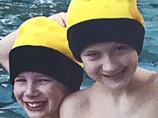 Job en Matthijs doen tot vanavond mee aan de kaasmutsenchallenge