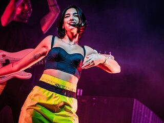 Dua Lipa pakt met 'Swan Song' de 3FM Megahit