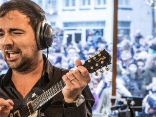 VOOR €3000 DOET GERARD LIVING DOLL IN HET GLAZEN HUIS