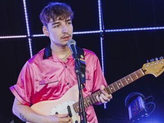 LO-FI LE-VI speelt 'Still In Love' in de 3FM Live Box!