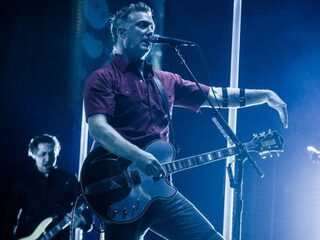 Hele DTRH-show Queens of the Stone Age LIVE op 3FM