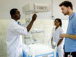 Domien gaat in Ivoorkust langs bij Lucien en zijn gerenoveerde ziekenhuis