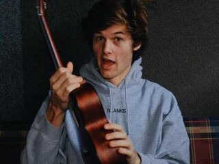 Deze Nederlandse guy maakt in één uur tijd de grootste hits na