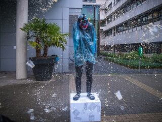 Sander verloor weddenschap en kreeg bierdouche