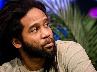 Glen Faria openhartig over het verlies van zijn broer in 'De Koffer Van Kevin'