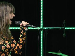 Maan covert 'Sukkel Voor De Liefde' in de 3FM Live Box