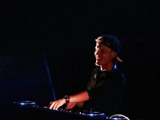 Jaar na overlijden Avicii verschijnt er een nieuw album van zijn hand