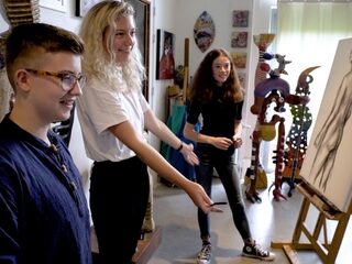 Linda de Munck tekent naaktmodel met twee transgenders