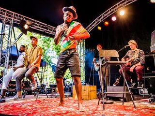 Typhoon & Snelle zingen 'Alles Is Gezegend' live in het Rijksmuseum